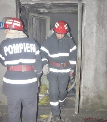 Pompierii au spart uşa unei garsoniere care luase foc